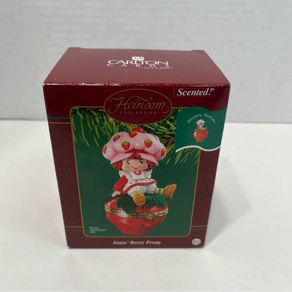 STRAWBERRY SHORTCAKE Sittin Berry Pretty carlton cards Christmas ornament